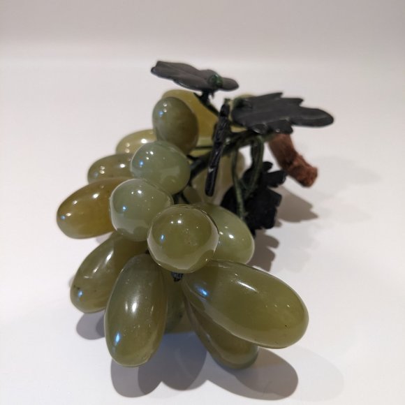 Beautiful Vintage MCM Mid Century Alabaster Green Grapes w. Carved Stone Leaves - Picture 5 of 8